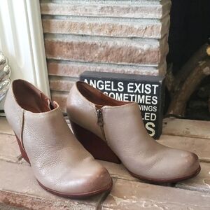 Kork-Ease Holmes Burnished Booties Size 9.5